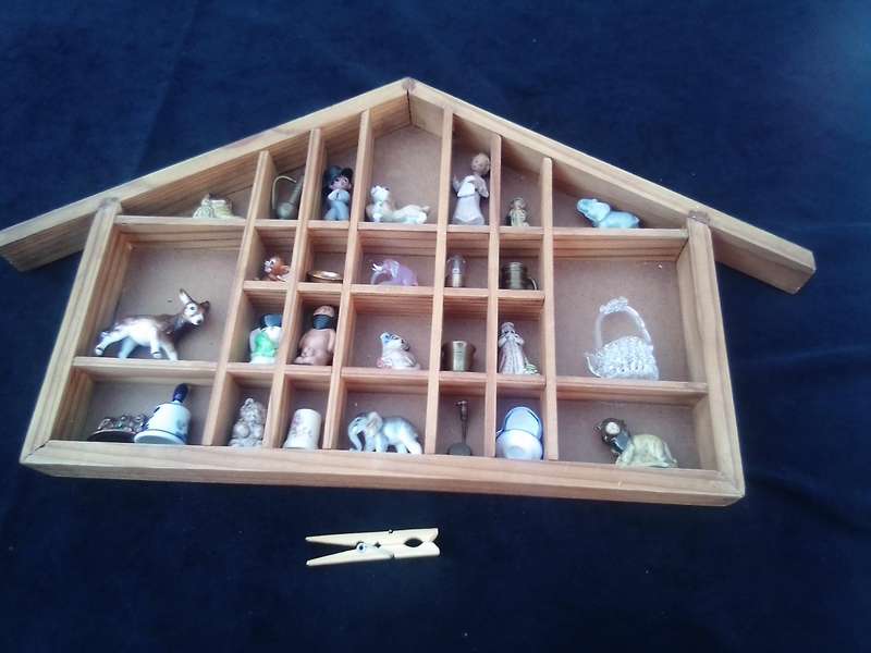 Printer's tray (small 400x300) c/w ornaments.  (8 off Wade ornaments)