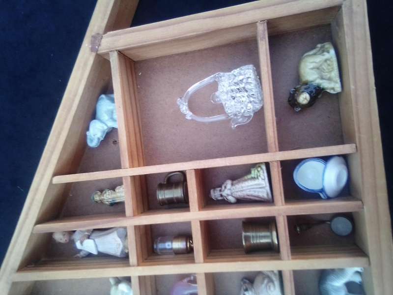 Printer's tray (small 400x300) c/w ornaments.  (8 off Wade ornaments)