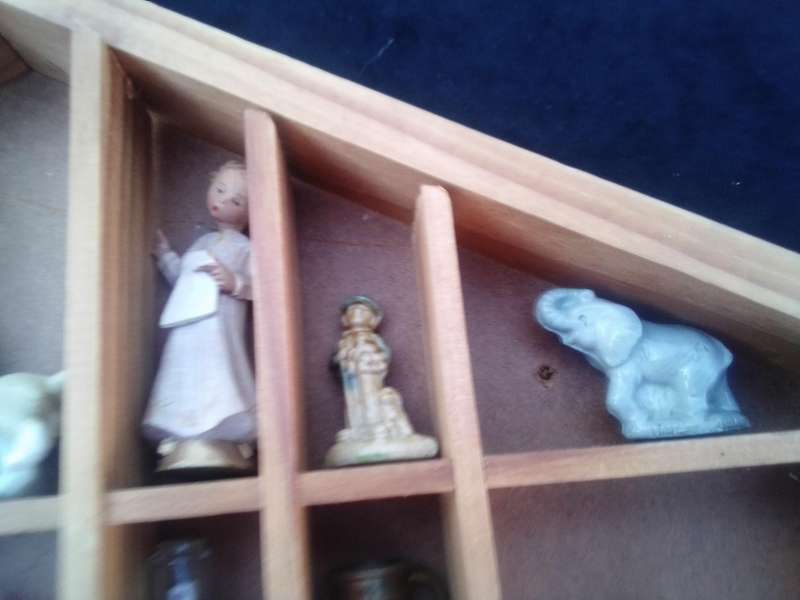 Printer's tray (small 400x300) c/w ornaments.  (8 off Wade ornaments)
