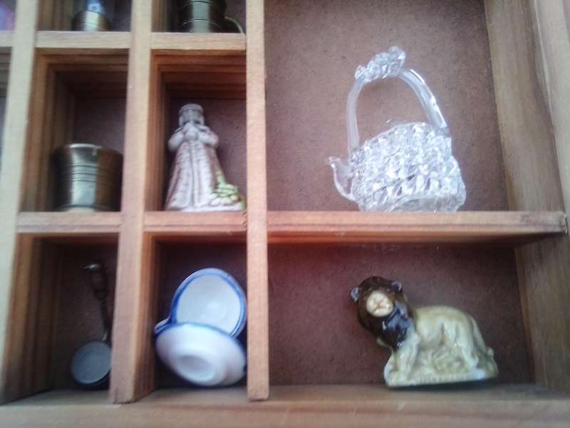 Printer's tray (small 400x300) c/w ornaments.  (8 off Wade ornaments)