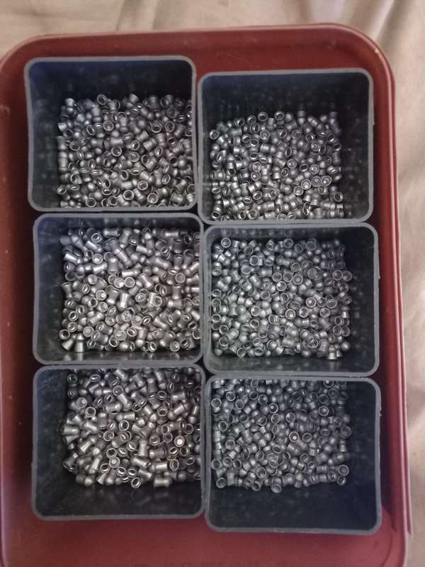 CHINA B3 4.5m AIR PELLET RIFLE WITH +- 3000 OF 9 DIFFERENT KINDS OF GAMO PELLETS AVAILABLE R3000