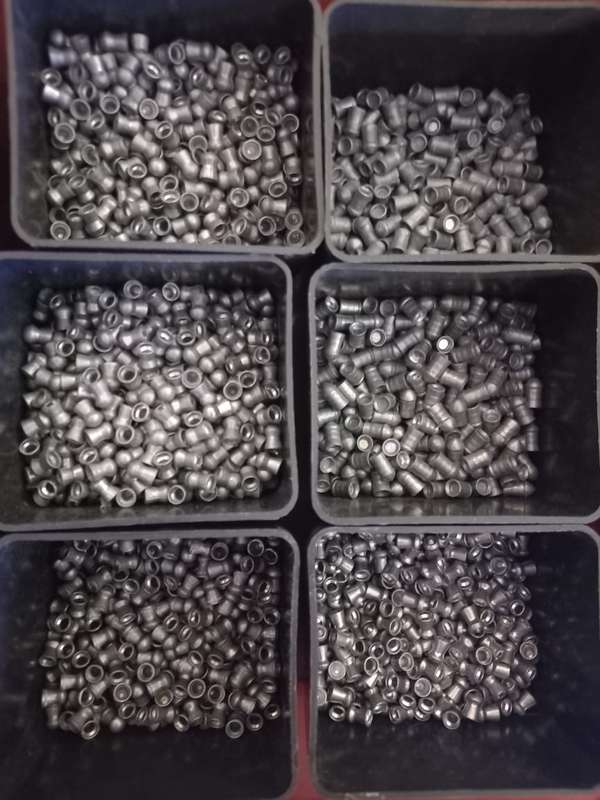 CHINA B3 4.5m AIR PELLET RIFLE WITH +- 3000 OF 9 DIFFERENT KINDS OF GAMO PELLETS AVAILABLE R3000