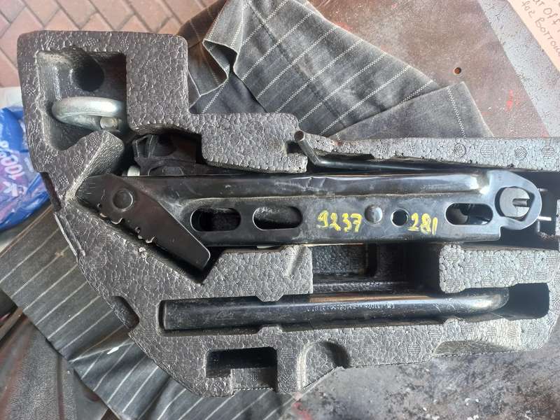 OPEL VAUXHALL CORSA D 2010 14 1.2 LHD JACK AND TOOLKIT SET 13299889 R800