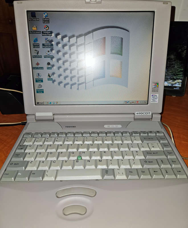Vintage Toshiba 490CDT Pentium II Laptop (1998)