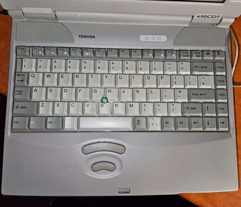 Vintage Toshiba 490CDT Pentium II Laptop (1998)