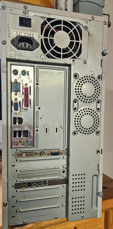 Windows 98 P4 Gaming PC -ATi AGP - 512Mb - 80Gb - DVD