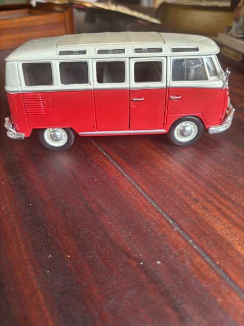 Maisto VW Volkswagen Kombi  Bus 1/25 scale