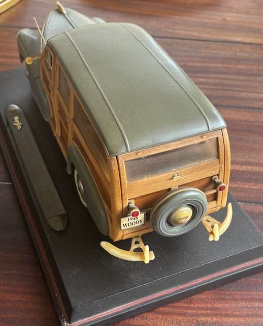 Maisto 1/18 Scale Diecast 31854 - 1948 Chevrolet Fleetmaster Woody - Grey