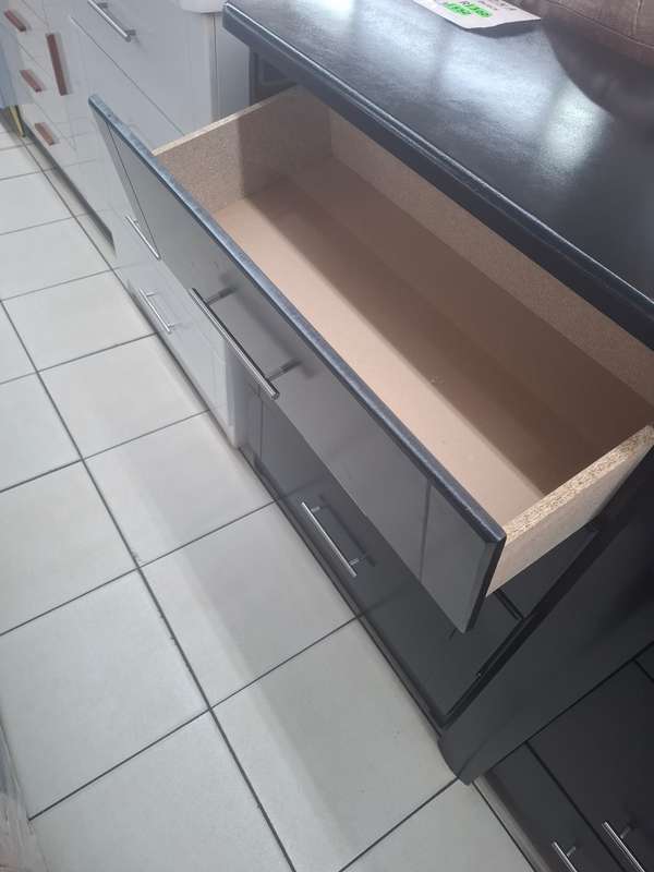Chest of drawers