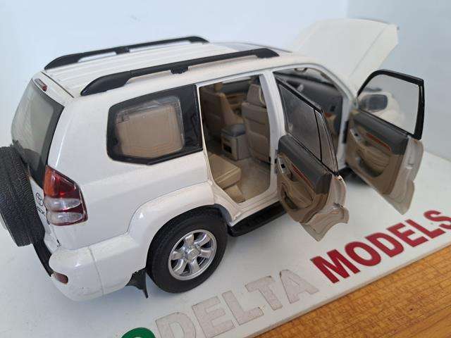1:18 TOYOTA LAND CRUISER PRADO