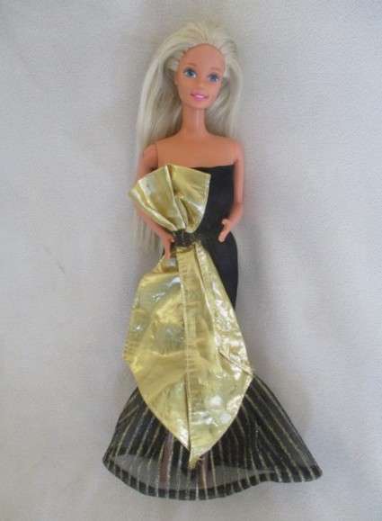Beautiful vintage Mattel Barbie in striking evening dress - knees bend