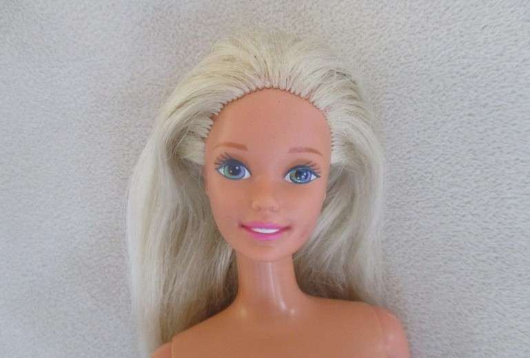 Beautiful vintage Mattel Barbie in striking evening dress - knees bend