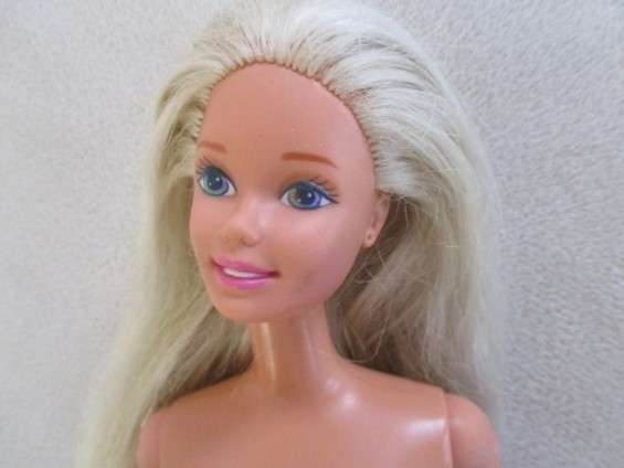 Beautiful vintage Mattel Barbie in striking evening dress - knees bend