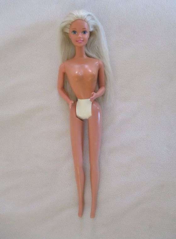 Beautiful vintage Mattel Barbie in striking evening dress - knees bend