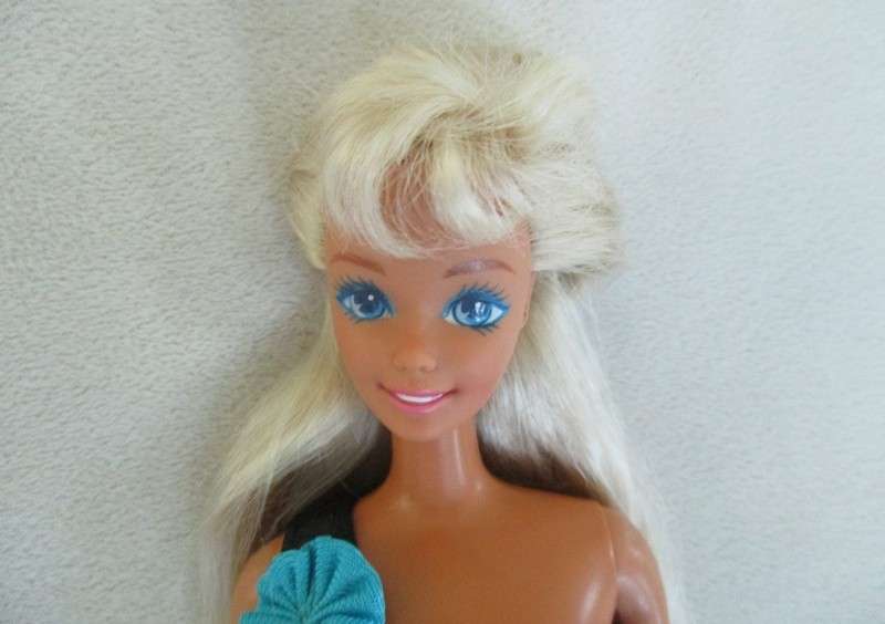 Vintage Mattel Barbie in cute outfit - knees bend