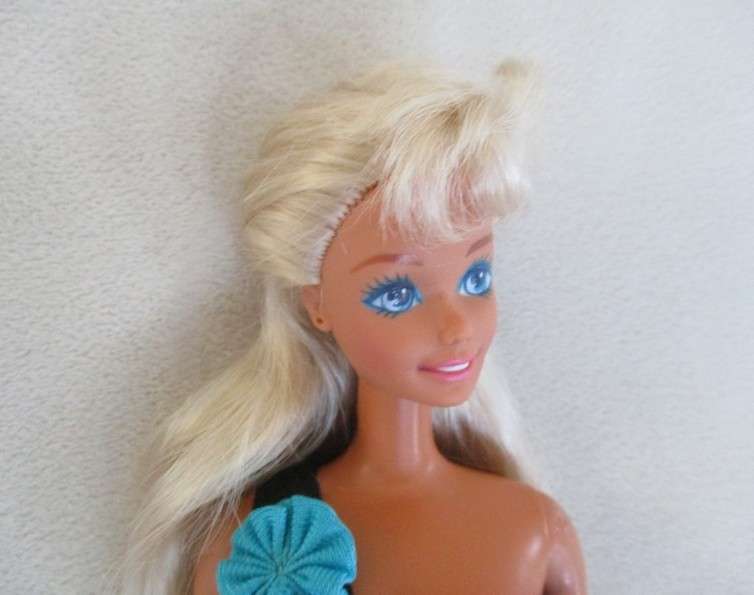 Vintage Mattel Barbie in cute outfit - knees bend