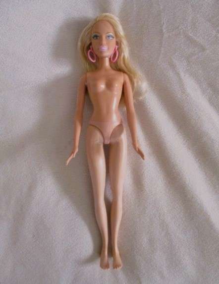 Flat feet Mattel Barbie with original earrings and knees that bend - Summer Beach Fun Barbie?