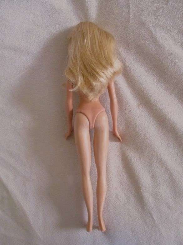 Flat feet Mattel Barbie with original earrings and knees that bend - Summer Beach Fun Barbie?