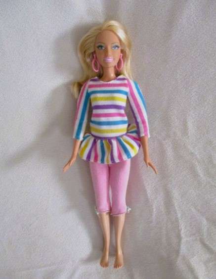 Flat feet Mattel Barbie with original earrings and knees that bend - Summer Beach Fun Barbie?