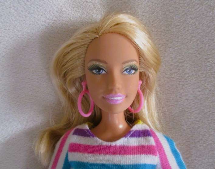 Flat feet Mattel Barbie with original earrings and knees that bend - Summer Beach Fun Barbie?