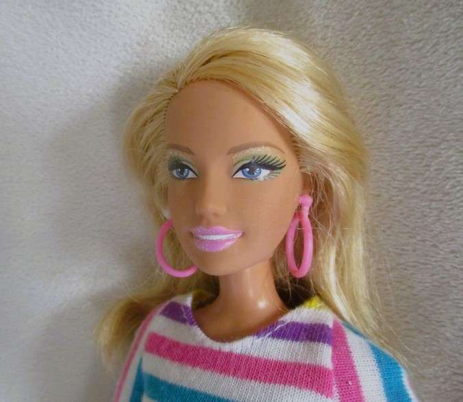 Flat feet Mattel Barbie with original earrings and knees that bend - Summer Beach Fun Barbie?