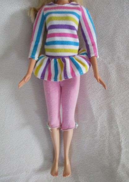 Flat feet Mattel Barbie with original earrings and knees that bend - Summer Beach Fun Barbie?