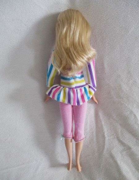 Flat feet Mattel Barbie with original earrings and knees that bend - Summer Beach Fun Barbie?