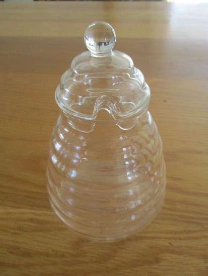 A handy delicate glass honey pot