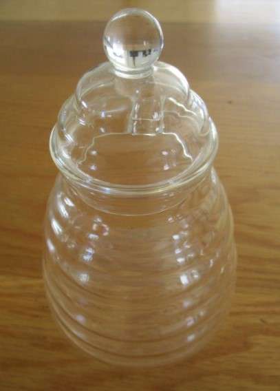 A handy delicate glass honey pot
