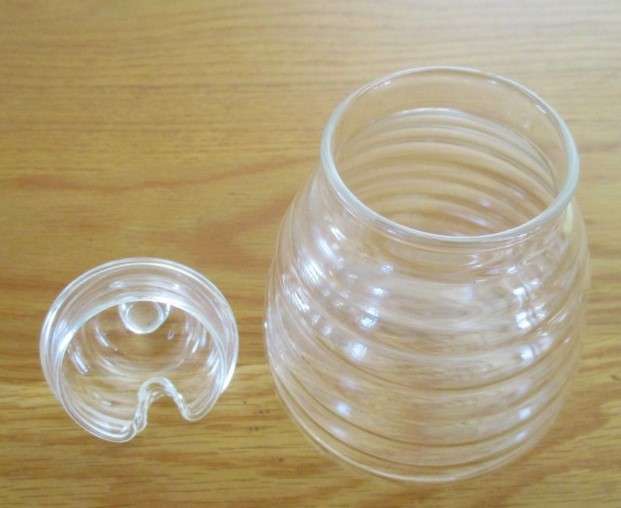A handy delicate glass honey pot