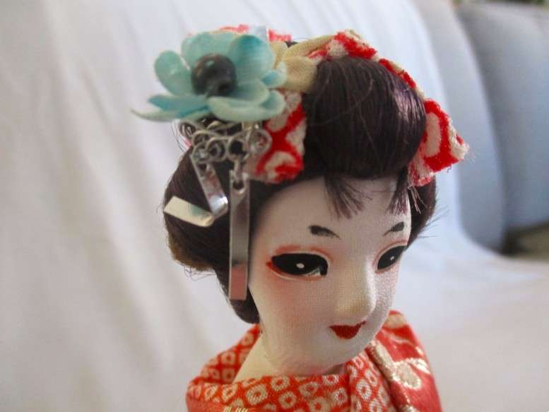 1. Collectable and beautiful vintage Japanese geisha doll in exquisite outfit - larger 30cm tall