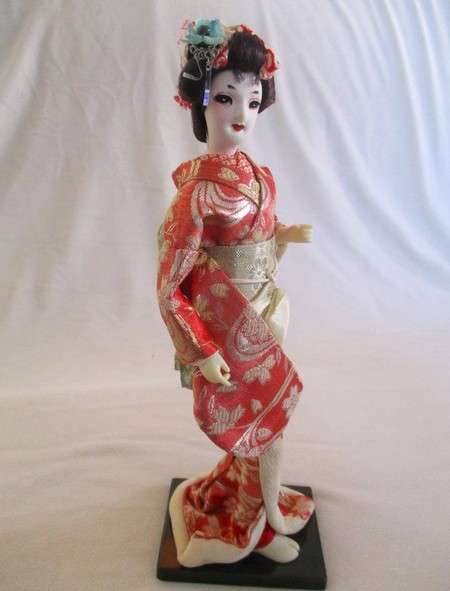 1. Collectable and beautiful vintage Japanese geisha doll in exquisite outfit - larger 30cm tall
