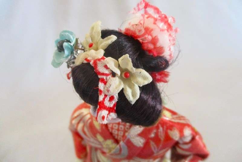 1. Collectable and beautiful vintage Japanese geisha doll in exquisite outfit - larger 30cm tall