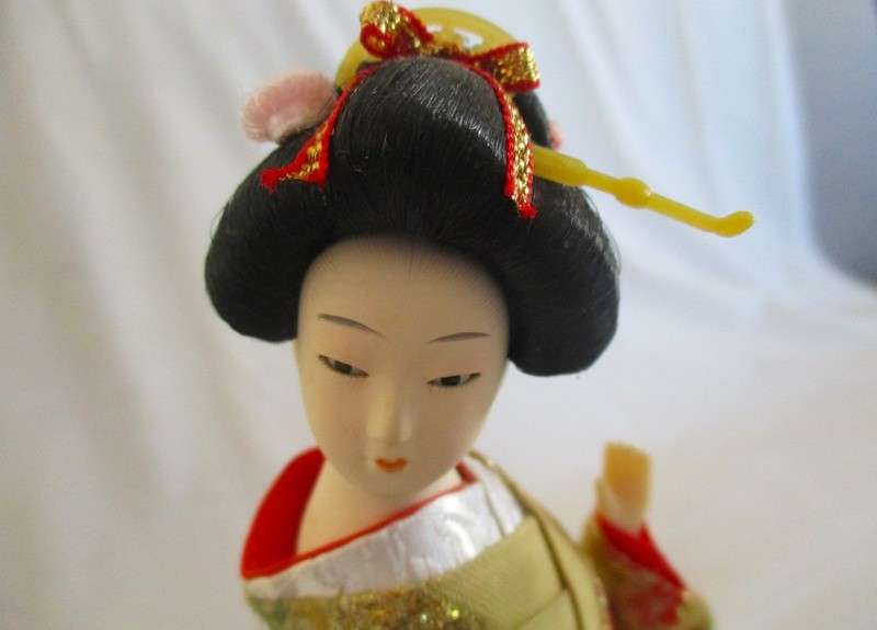 2. Collectable and beautiful vintage Japanese geisha doll in exquisite outfit - smaller 24cm tall