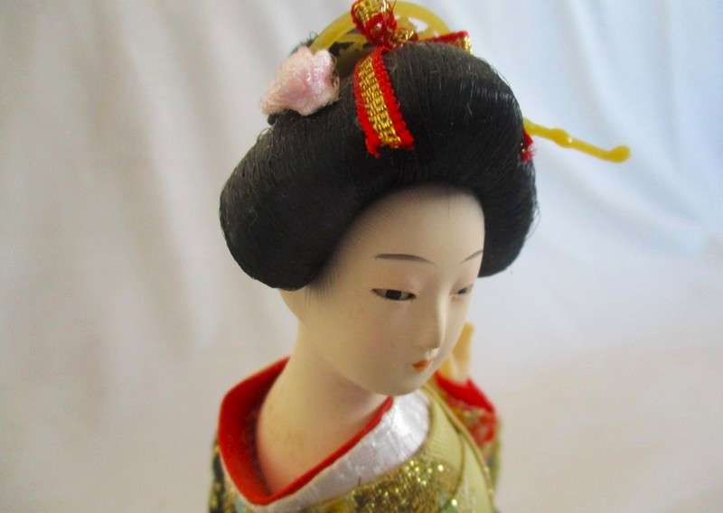 2. Collectable and beautiful vintage Japanese geisha doll in exquisite outfit - smaller 24cm tall