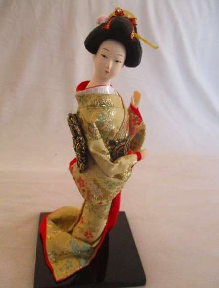 2. Collectable and beautiful vintage Japanese geisha doll in exquisite outfit - smaller 24cm tall