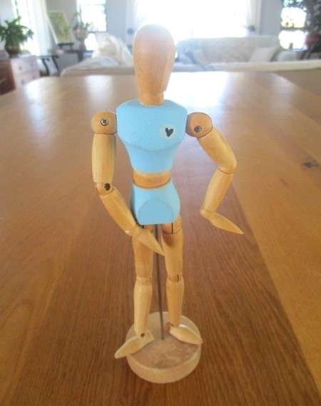 Adjustable wooden artist's mannequin (drawing aid)