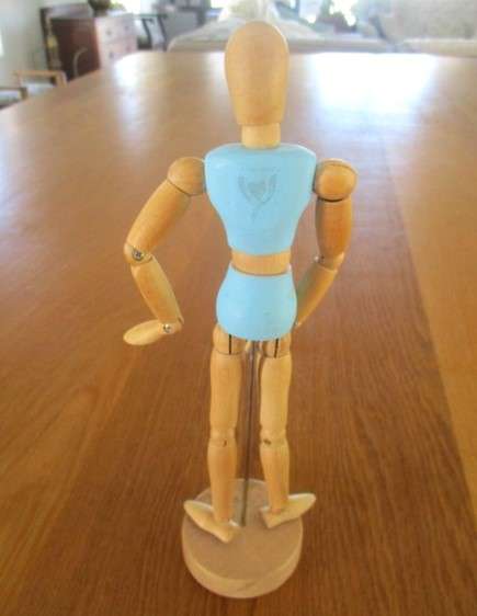 Adjustable wooden artist's mannequin (drawing aid)