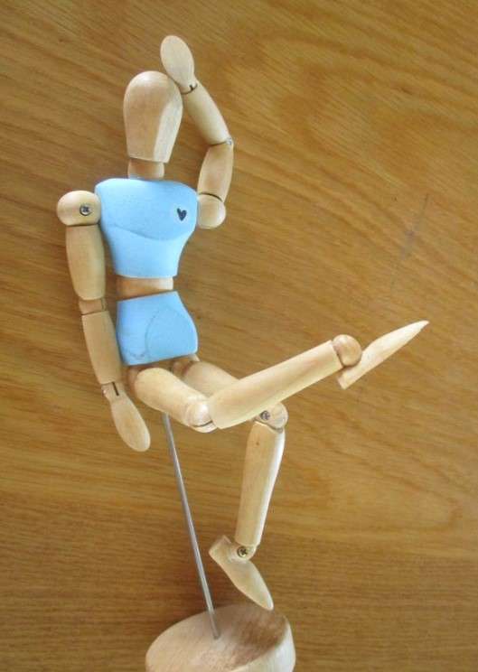 Adjustable wooden artist's mannequin (drawing aid)