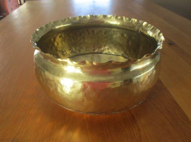 Larger than most - hand hammered brass Jardiniere/Planter - 27cm diam, 15cm deep - great condition