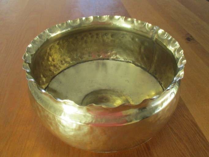 Larger than most - hand hammered brass Jardiniere/Planter - 27cm diam, 15cm deep - great condition