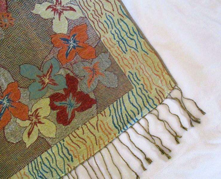 A striking reversable 100% Pashmina/Throw with gold thread