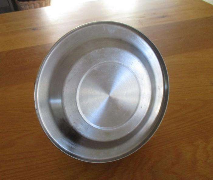 A cheerful gas/stove top singing kettle