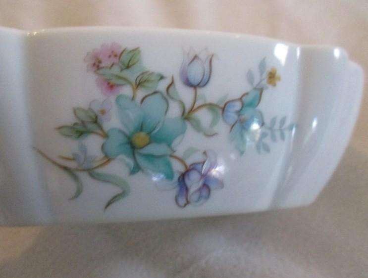Three Elizabeth Arden collectables for one price