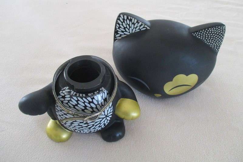 Cute large Mani the lucky cat (Maneki Neko in Japan) savings bank