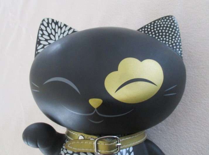 Cute large Mani the lucky cat (Maneki Neko in Japan) savings bank