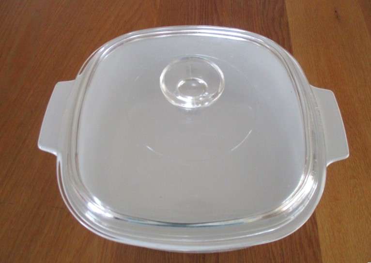 Very large 3 liter lidded Corningware/Corning Ware dish - beautiful Country Cornflower design