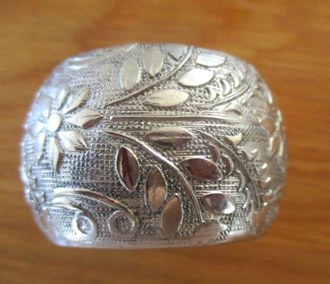 A  set of six vintage, very decorative etched silver metal serviette rings