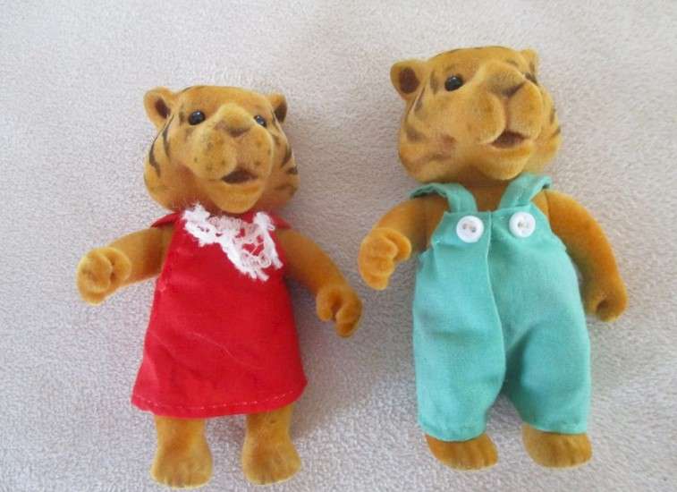 Batch of five collectable Sylvanian Forest Family figures  + extra clothes (great for Xmas stocking)