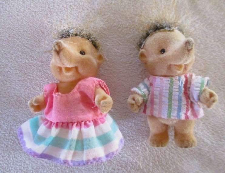 Batch of five collectable Sylvanian Forest Family figures  + extra clothes (great for Xmas stocking)